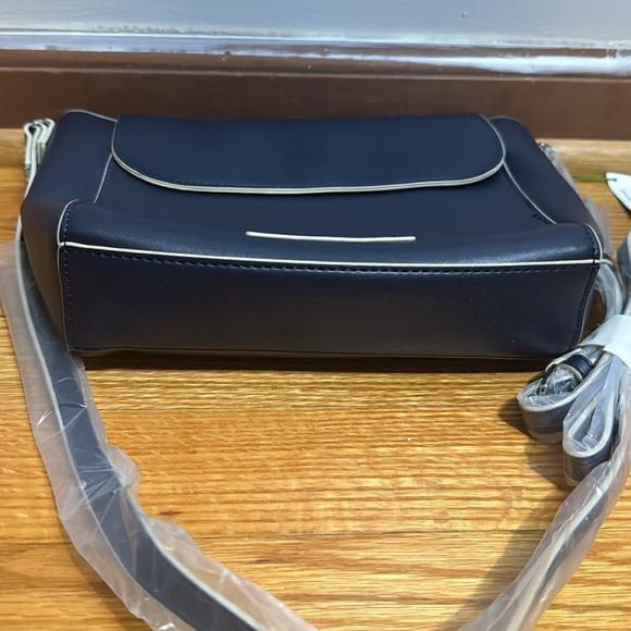 NWT Vera Bradley Women’s Blue Flap Crossbody Classic Navy Purse - Picture 4 of 10